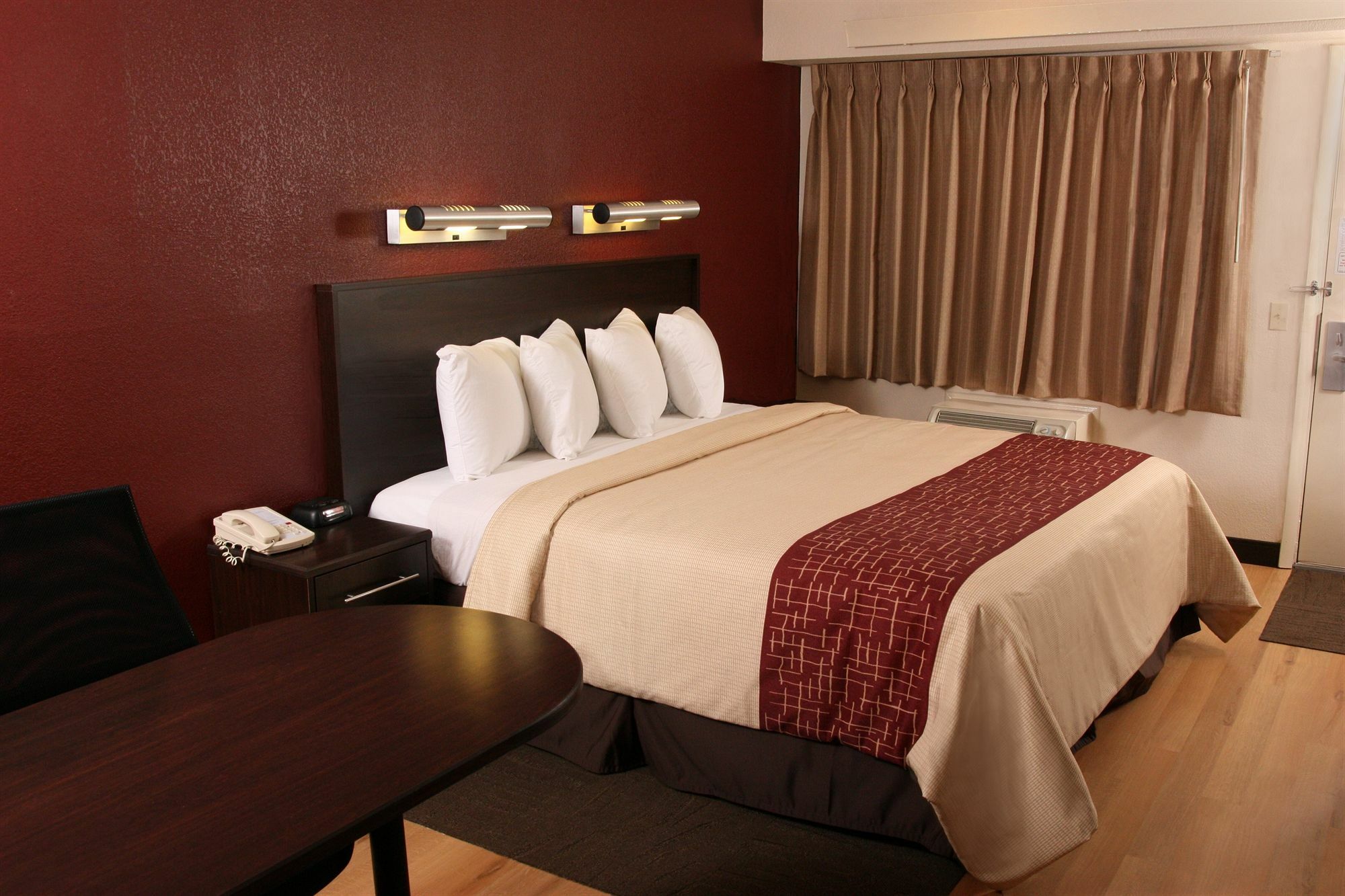 Hotel Red Roof Plus+ 3*